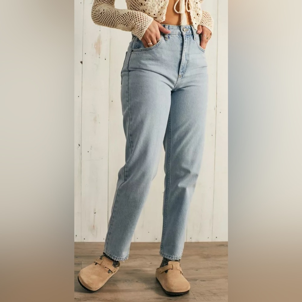 Urban Outfitters Recycled Light Mom Jean Sz 27
